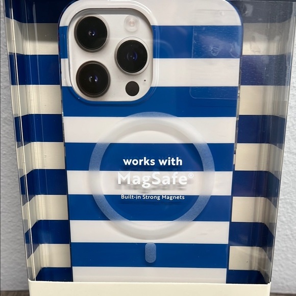 MVMT | “Cabana” IPhone & AirPods Case Set - Picture 5 of 6